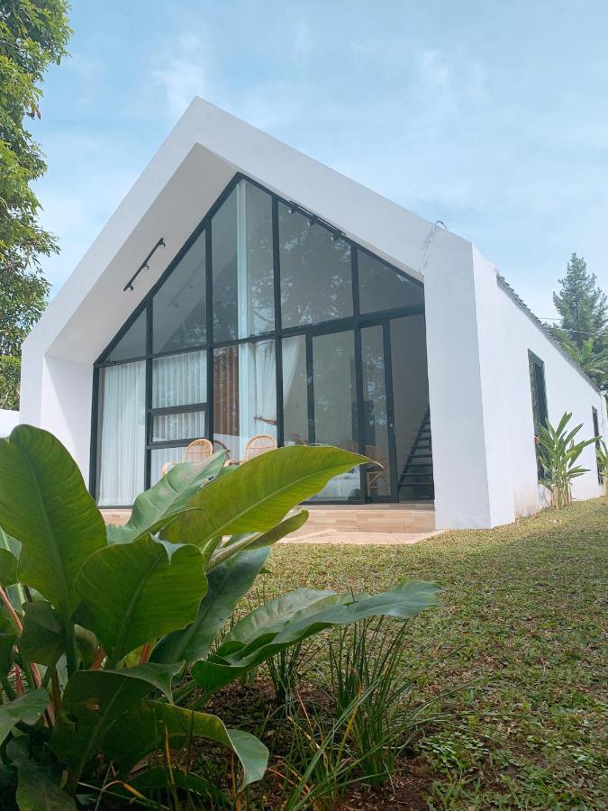 Casa De Gaudi Lembang Exterior foto