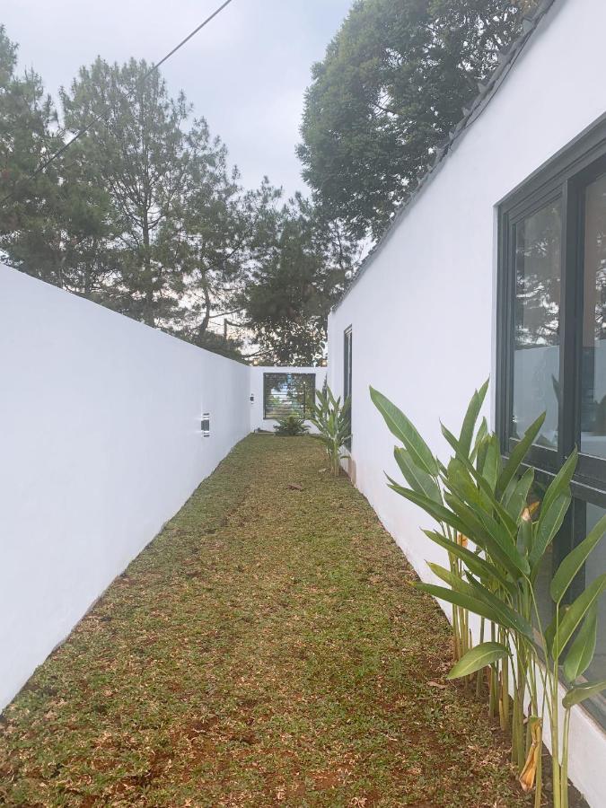 Casa De Gaudi Lembang Exterior foto